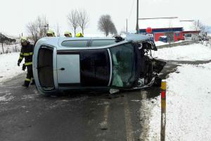 U Jeclova havarovalo auto, u Kamennné Lhoty taky. Zranili se tři lidé