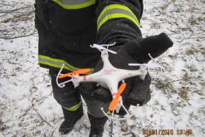 Tohle hasičský rozum nebere: Kdosi nařízl strom kvůli nedostupnému dronu