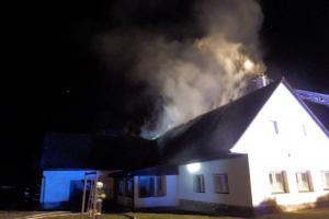 Černý den v obci Bílá. V bytovém domě hořelo podkroví střechy