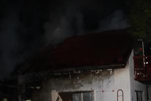 U Tachova hořela chata, explodovaly i tlakové lahve