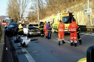 Nehoda na městském okruhu v Brně. Zraněni dospělí i dítě