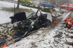 Těžká dopravní nehoda se stala na železničním přejezdu ve Stolíně (VIDEO)