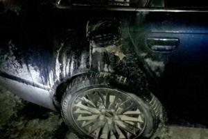 Hasiči likvidovali požár auta a odstraňovali následky nehody s drůbeží