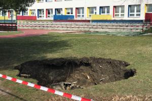 Zrádný pozemek u pražské školy. Propadl se tam strop protiatomového krytu
