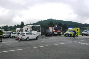 Hasiči zasahovali u Vitějovic u nehody autobusu a několika aut
