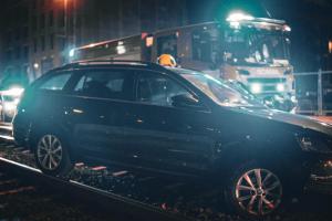 Řidička vjela v Praze 5 do kolejiště tramvají, auto vyprostili hasiči