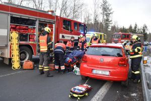U Mezirolí se srazila dvě auta. Po vyproštění řidič skončil v sanitce U Mezirolí se srazila dvě auta. Po vyproštění řidič skončil v sanitce