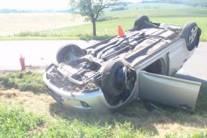 Osobní auto vezlo i děti, skončilo na střeše. Nikdo se naštěstí nezranil