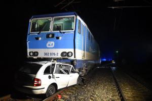 Stojíme na kolejích, voláme o pomoc! Pozdě. Auto smetl rychlík