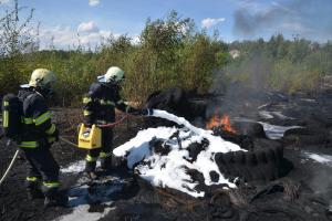 Černý dým vystrašil Kladno. Hořela nelegální skládka pneumatik
