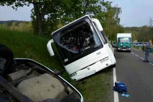 Autobus plný dětí havaroval na silnici mezi Trhovou Kamenicí a Hlinskem