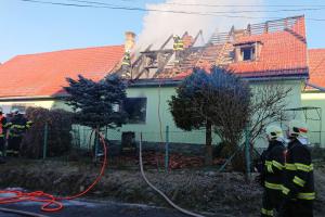 Nový rok s porcí tragédie. V požářišti domu byla nalezena mrtvá osoba