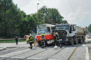 Náklaďák vykolejil v Praze tramvaj plnou lidí, k tragédii ale naštěstí nedošlo