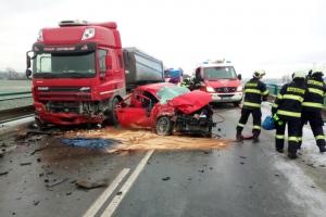 Dopravní nehoda u Ševětína: Tři auta v sobě a vyproštění dítěte