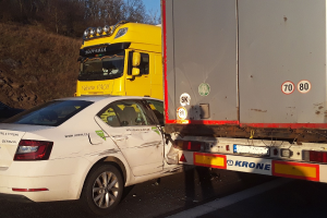 Omezený provoz na dálnici D1. Kolize dvou osobáků s kamionem
