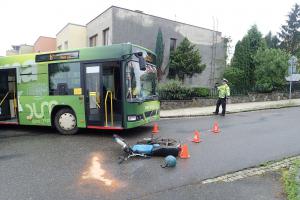 Nehoda autobusu s motocyklem. Štěstí v neštěstí měl motorkář