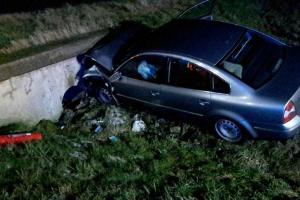 Silvestr slavit nebudou. Tři osoby se zranily po nárazu auta do betonového mostku