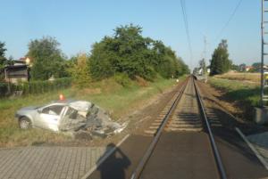 Smutné ráno v Klatovech: Řidička vjela na přejezdu pod vlak, srážku nepřežila