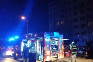 Hodně špatné nedělní probuzení. Požár bytu v Praze zranil nájemníka