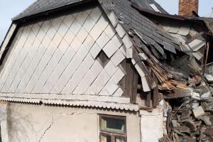 Sesunutá opěrná zeď a půda poškodily rodinný dům v Rychnově nad Kněžnou