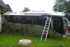 V Jívce havaroval autobus. Hasiči pomohli nejprve cestujícím, a pak autobus vyprostili
