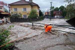Liják na Zlínsku. Dobráci i profesionální hasiči odstraňovali jeho následky