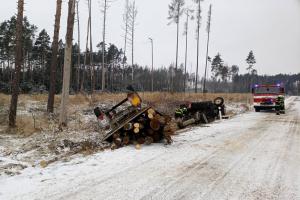 Dřevo nedovezl, traktor u Ostojkovic skončil na boku