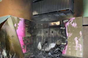 Byl to něčí úmysl nebo...Hořící motorka zničila i fasádu domu
