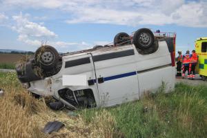 Dodávka zůstala ležet mimo komunikaci na střeše, tři lehce zranění