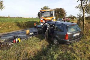 Tři auta v sobě, dva lidé uvnitř. Hasiči po bouračce vyprošťovali