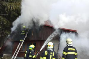 U sjezdovky na Kohútce hořela chata. Dva lidé oheň sami nezvládli