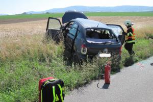 Těhotná řidička auto dvakrát převrátila přes střechu. Ona i dítě vyvázly nezraněny