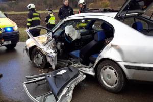Hodně smolné ráno. Řidičku po havárii museli hasiči z auta vystříhat
