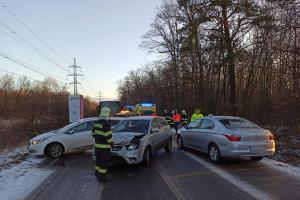 Klouzačka na Kladensku, bouračka třech osobních aut taky