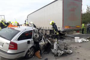 V plné rychlosti narazil do kamionu. Stalo se na Pražském okruhu u Jesenice