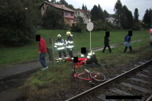Na kole snad seděl hluchý slepec? Srazil se s vlakem a hasiči pak měli poplach