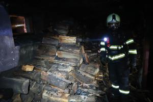 Zásoba dřeva v kotelně živila požár v domě. Hasicí přístroje na něj nestačily