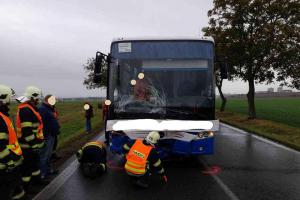 Osobák se srazil s autobusem, posádka osobáku kompletně zraněná