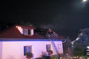 Plameny pohltily střechu rodinného domu. Proč, to se zatím neví
