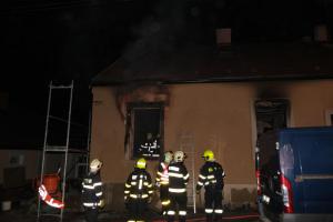 Hasiči zachránili 4 osoby při požáru domku ve Vítkově. Seniorka v bezvědomí