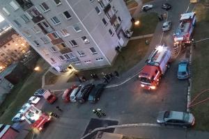 Požár bytu v chrudimském paneláku, 30 osob z domu ven!