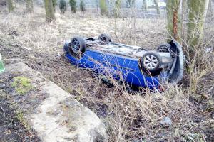 První jarní autokoupel. Havarovaný osobák skončil v potoce