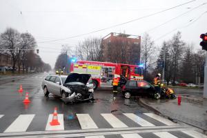 Nehoda ve Zlíně a komplikace v dopravě na frekventované křižovatce