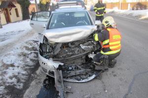 Čelní střet dvou vozidel na Zlínsku. Došlo ke zranění muže a dítěte