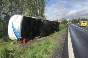 Byla to smůla nebo nepozornost? Autobus plný dětí se převrátil na bok