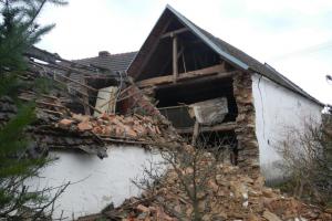 Zřícený štít objektu nikoho nezranil, do prostoru ale nikdo nesmí