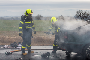 Do nového týdne bez starého auta. Octavie v Olbramicích shořela (VIDEO)