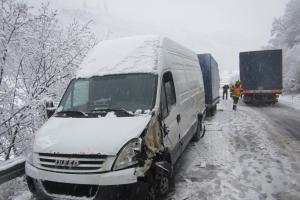 První sněhové vločky přinesly komplikace v dopravě a zranění řidiče