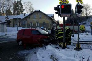 Osobák se střetl s vlakem, řidič nemá ani bouli. Auto je ale skoro na odpis