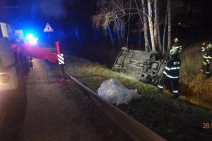 Zaparkoval, kde nechtěl. Ve strouze a ještě převrátil auto na střechu